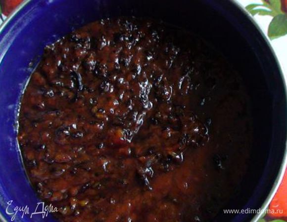 Сливы помыть, избавить от косточек, пропустить через мясорубку и варить на медленном огне 1 час.