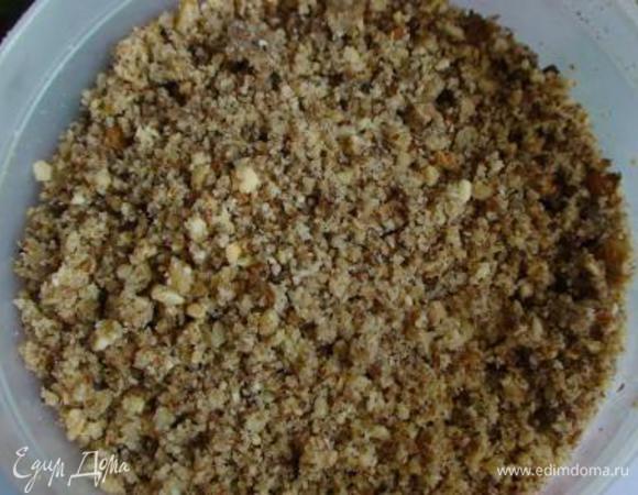 Добавить орехи, пропущенные через мясорубку. Проварить 10 мин.