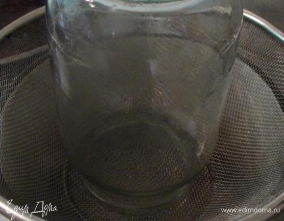 Разлить по стерильным банкам и закатать.