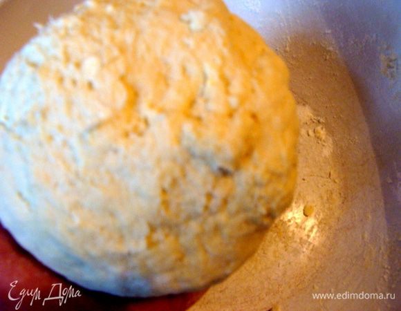 Получится плотный шарик, небольшого размера. Завернуть в пищевую пленку, убрать в холодильник на 20 мин.