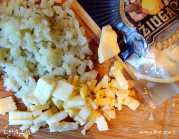 Брынзу и сыр тоже мелко порубить.