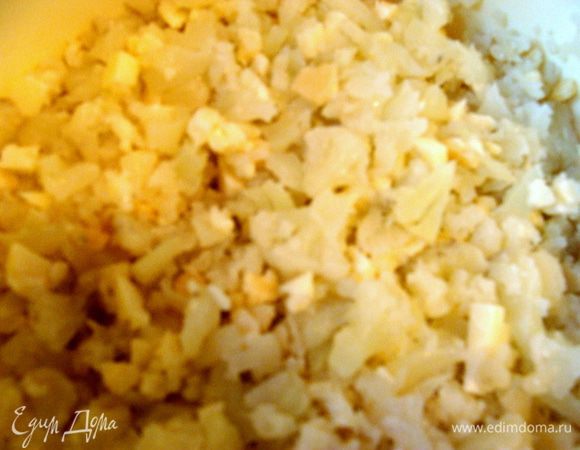 Смешать капусту, сыр и брынзу.