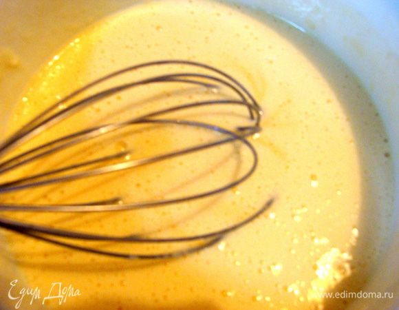 Яйца, сметану, муку и разрыхлитель (все что для начинки) взбить веничком.