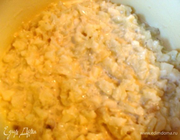 Смешать соус с сырно-капустной массой.