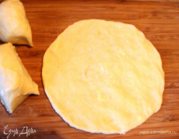 Тесто достать из холодильника, разделить на 6 одинаковых частей. Каждую часть сначала скатать в шарик, потом раскатать тонкий блинчик.