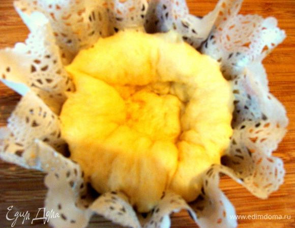 Через 5 мин. это будет выглядеть так! Надо достать из духовки. Осторожно вилкой прижать тесто к бортикам формочек. 