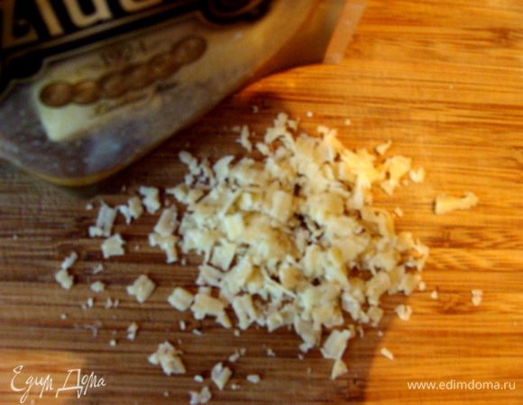 Сыр Джюгас натереть на средней терке. Достать наше блюдо из духовки, присыпать сыром и запекать еще 5 минут.