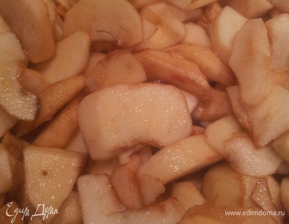 Укладываем в ёмкость, засыпаем сахаром, ставим варить.