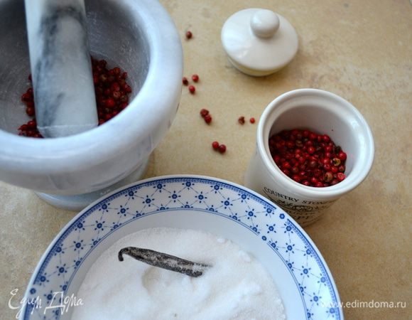 Духовку включить на 180 С. Подготовить квадратную форму со стороной 20см/23см. Выложить форму бумагой для выпечки, оставить, чтобы края свисали хотя бы с двух сторон, чтобы проще было достать готовый брауни. Смазать бумагу слегка маслом. Розовый перец измельчить в ступке (почувствуете какой аромат!!!). Я использовала сахар, который у меня лежит в банке вместе со стручком ванили, поэтому ванильный экстракт в тесто уже не добавляла.