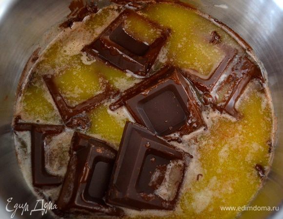 В небольшой кастрюльке с толстым дном растопить масло (добавить щепотку соли, если у Вас несоленое масло). Добавить шоколад кусочками и помешивать на небольшом огне до полного растворения шоколада.  