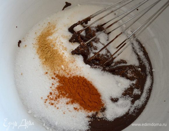 Положить сахар и все специи; корицу, кардамон, гвоздику и ваниль. Как следует перемешать. 