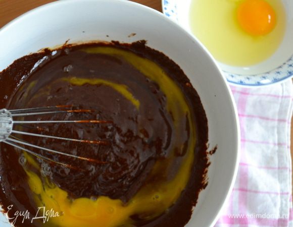 Ввести по одному яйца, каждый раз перемешивая. 