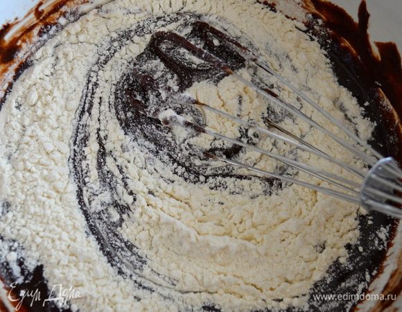 Добавить муку и энергично перемешать, менее минуты, просто чтобы не было комочков...  