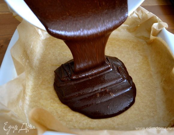 Тесто выложить в подготовленную форму.   