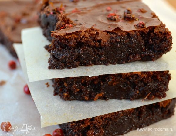 Готовый брауни достать из духовки и дать ему полностью остыть в форме. Достать десерт из формы и нарезать на 16 одинаковых кусочков. Хранить брауни можно в банке (коробке) с герметичной крышкой до 4-х дней (в холодильнике) и до 1 месяца (в морозилке!) ))) 