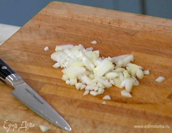 Лук и чеснок почистить и мелко порубить, но не смешивать.