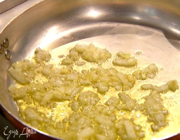 Разогреть в сковороде оливковое масло и обжарить лук до прозрачности.