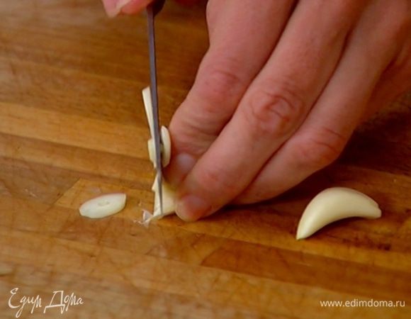 Добавить чеснок, все перемешать.