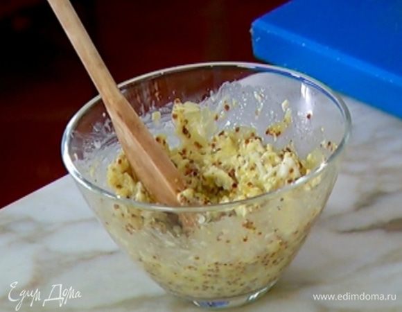 К яйцам добавить горчицу, влить уксус, посолить, поперчить и перемешать.