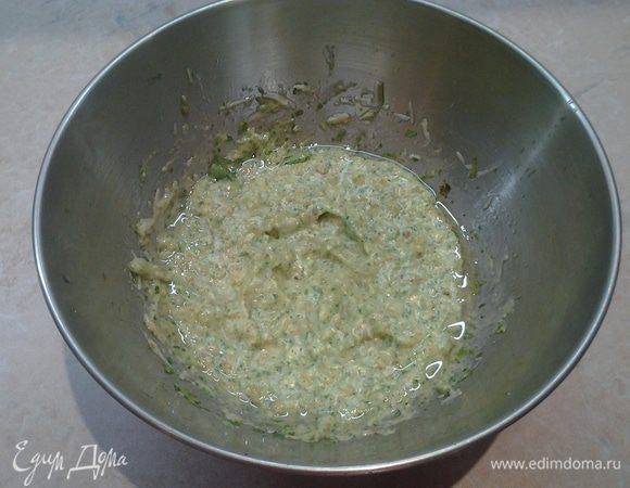 Готовим соус песто. Порезать зелень, натереть на терке пармезан и чеснок. Добавить орешки. Влить немного масла оливкового и все пропусттить через блендер. Добавлять мало до такой степени, чтобы соус был похож на густую сметану. Послить по вкусу