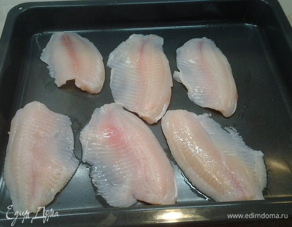 Разложить филе рыбы на противень