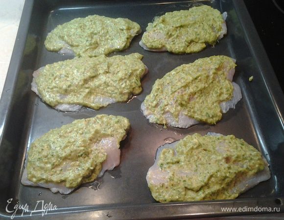 Намазать сверху рыбу соусом песто.