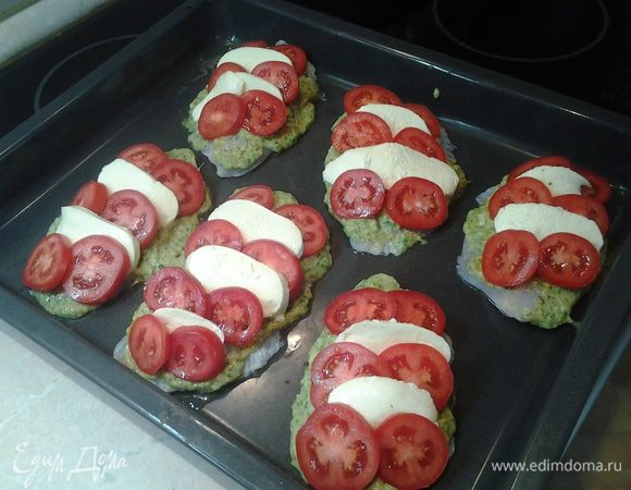 Помидоры и моцареллу нарезать кружочками. Разложить сверху рыба чередуя: помидор, моцарела. так, чтобы филе было закрыто полностью. Поставить рыбу в духовку на 20 минут. духовку разогреть до 200 градусов.