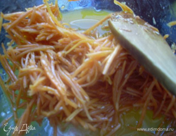 Сделать салат "корейская морковка". Натереть морковку на мелкой корейской терке, в разогретое масло добавить нарезанный лук-шалот (или такое же количество обычного лука), довести лук до коричневого состояния, но не до горелого. Этот способ придумали "русские корейцы", так как в России не было кунжутного масла, а мне кажется, что так вкуснее, чем с настоящим кунжутным маслом. Горячее масло добавить к морковке, туда же добавить уксус, обжаренный кунжут, соль, сахар, красный перец и кориандр. Все перемешать, дать постоять.