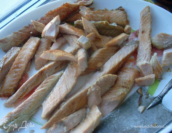 Обжарить нарезанную брусочками красную рыбу. Немного присолить.