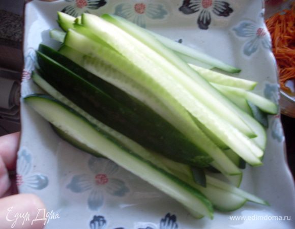 Нарезать огурец полосочками.