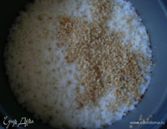 Добавить к готовому рису обжаренный кунжут и растительное масло без запаха, немного соли. Хорошо перемешать.