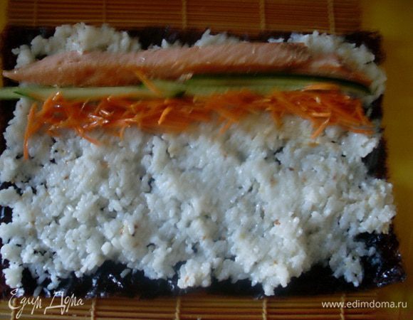 Выложить рядами начинку с одной стороны. Свернуть с помощью  бамбукового коврика, немного прижать. Всего получилось 6 таких колбасок.