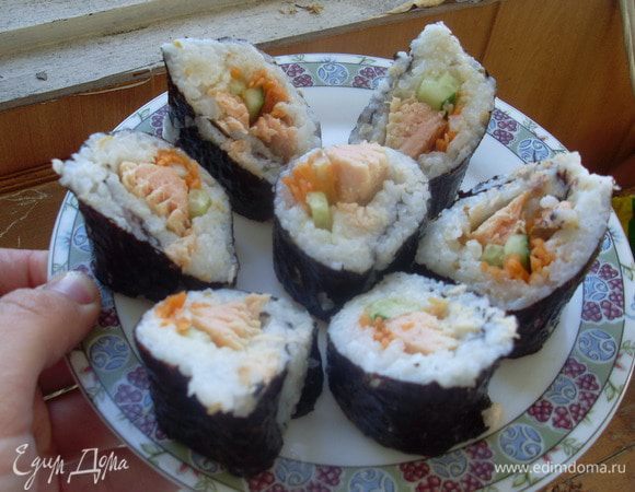 Нарезать ким паб. Я предпочитаю нарезать под углом, но можно и кругляшами. Можно сразу подавать, при желании с соевым соусом и васаби, но можно и без них.