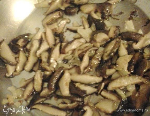 Лук нарезать мелким кубиком, грибы соломкой, обжарить на растительном масле.