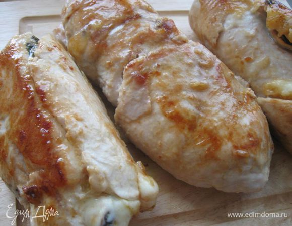 Свернуть рулеты, скрепить край рулета зубочисткой или деревянной палочкой. Положить на раскаленную сковороду, смазанную оливковым маслом. Обжарить до золотистой корочки. Затем поместить на противень и отправить в духовку, разогретую до 200 градусов на 30 минут.Вынуть филе из духовки, слегка охладить. 

