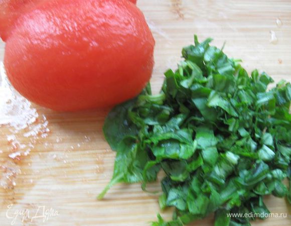 Помидор бланшировать, порезать. Листики базилика порезать. 