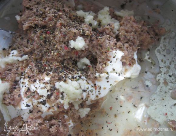 Чеснок почистить, выдавить прессом.  В кастрюлю или другую емкость положить тунца, сливочный сыр, чеснок, выдавить лимон, присыпать перцем.