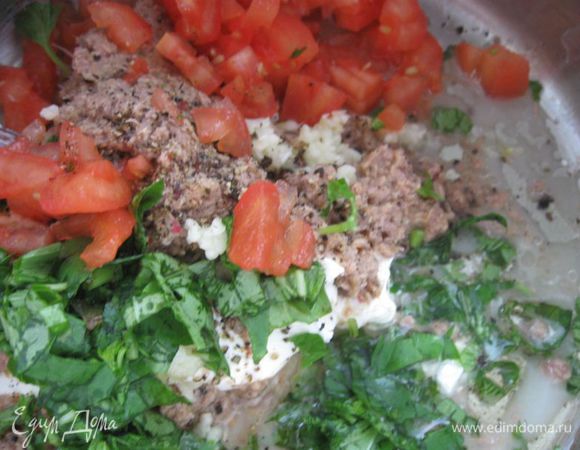 Добавить базилик, помидор,  красный винный уксус,  блендировать. Если необходимо, сбалансируйте вкус, добавив соль.