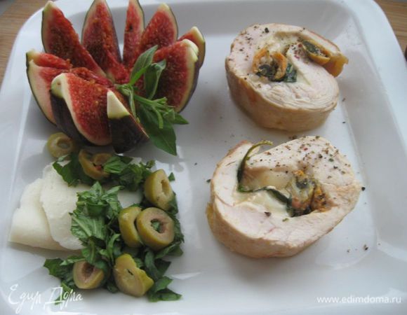 Филе нарезать поперек, порционно. Слегка приперчить срезы. Гарнировать блюдо оливками, измельченными листиками базилика и инжиром. 