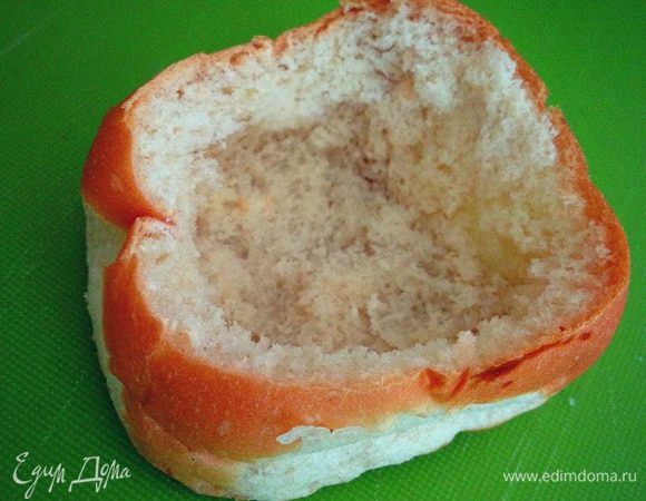 В каждой булочке делаем углубление, вынимаем мякиш из булок, его можно потом использовать на приготовления котлеток к обеду, например...