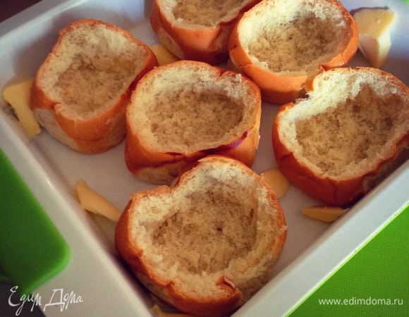 Укладываем булочки на противень или в форме с бортиками, как у меня, вокруг я обложила булочки, настругав немного сливочного масла, чтобы булочки поджарились и хрустели...