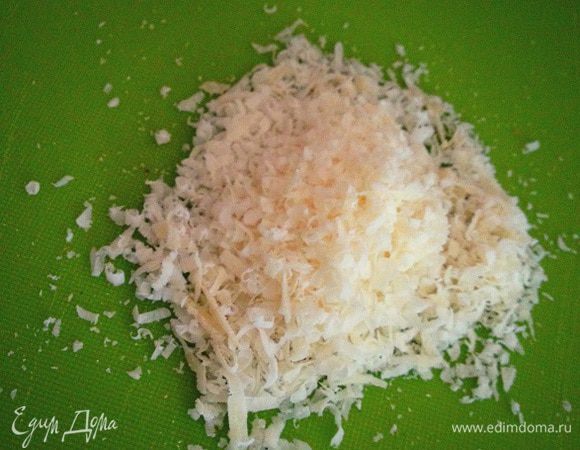 Трем на мелкой терке немного пармезана