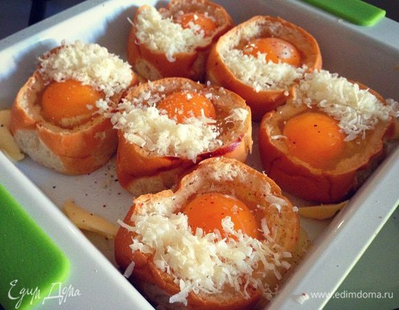 Солим, перчим и присыпаем каждую булочку пармезаном, ставим в заранее разогретую духовку 