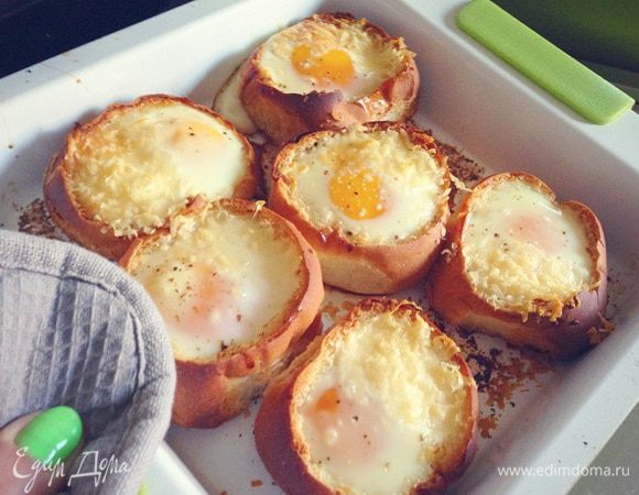 Как только белок весь побелеет, можно вынимать. Сразу же подаем на стол, добавив ложечку икры и украсив свежим огурчиком наши булоньки.
Приятного завтрака и препровождения всем!!!!!!