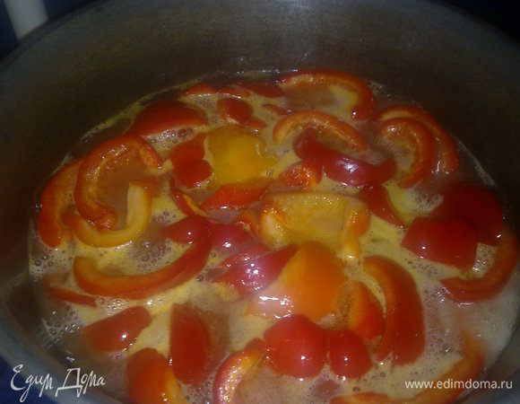 Ставим казанок на плиту. Закладываем все ингредиенты для маринада. Можно использовать как мед, так и сахар. А также можно половину порции меда и половину порции сахара. Лично мне с медом кажется вкуснее. Но в свете того, что мед не рекомендуется кипятить, смело заменяем сахаром. Это уже на личное усмотрение)))).  
Несколько банок ставим по возможности около казанка для того, чтобы они были теплыми. По мере их заполнения ставим на их место пустые баночки.
Ждем пока закипит маринад и закладываем порциями очищенные гогошары. После чего маринад начинает кипеть вместе с гогошарами, оставляем их кипеть около минуты.