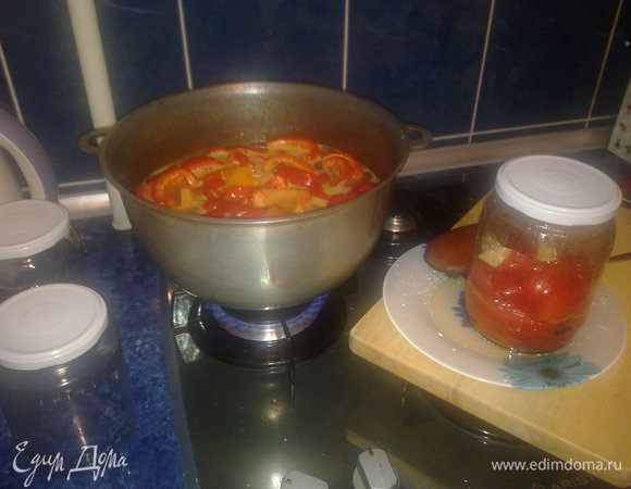 Начинаем быстро накладывать гогошары в баночки, стараясь уложить как можно плотнее, чтобы наши банки были по возможности заполненными. Если баночка не наполнилась, ничего страшного, накрываем ее крышкой и ждем пока подойдет следующая порция гогошар.