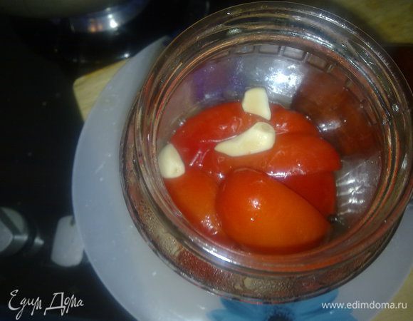 Вместе с гогошарами в баночки попадает и чеснок, и лавровый лист, и черный перец. Когда баночка наполнена гогошарами, заливаем из казанка  маринадом. Мне маринада хватило, т.к. гогошары тоже пускают сок и жидкость увеличивается в объеме. В случае если маринада не хватает, можно добавить всех ингредиентов пропорционально в соответствии с рецептом.
Укладываем так все наши гогошары в баночки, закрываем крышками. 