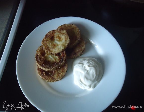 Кабачок почистить и порезать кругляшками.