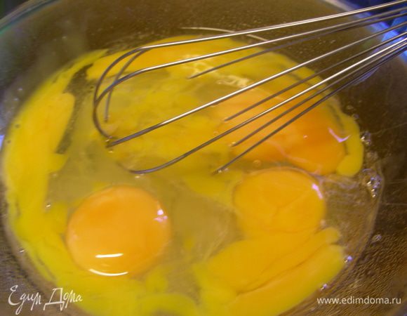 В миску разбиваем яйца и желтки, добавляем сахар и ставим на водяную баню.
