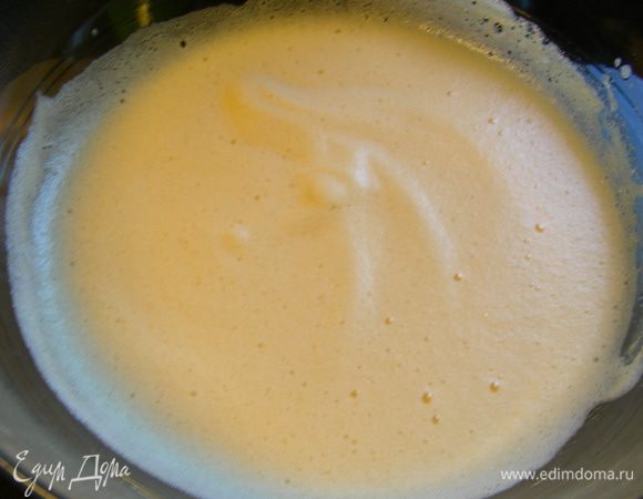 Готовим, постоянно взбивая венчиком, до тех пор, пока масса не загустеет и не станет похожа на мусс. Вода в кастрюле должна несильно кипеть. (У меня получилось по времени около 10 минут, масса осталась все же слегка жидковата, но на конечный результат это не повлияло, все хорошо получилось). 
